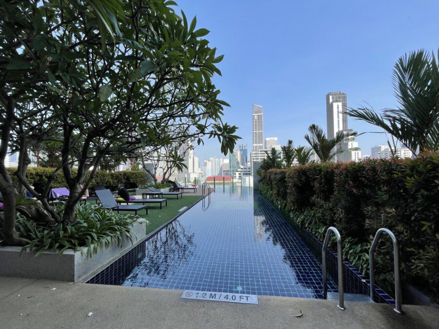 Bangkok's cheapest rooftop pool: review Aloft by Marriott