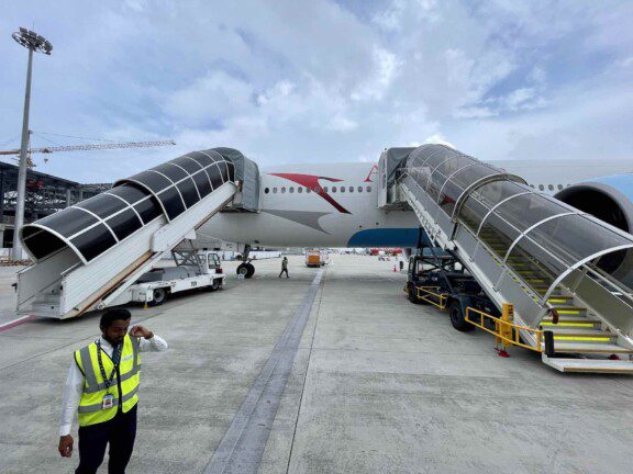 austrian_business_class_777_throne3843