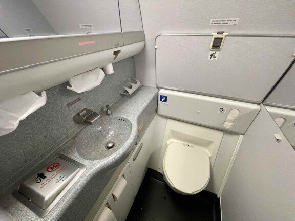 austrian_business_class_777_throne3865