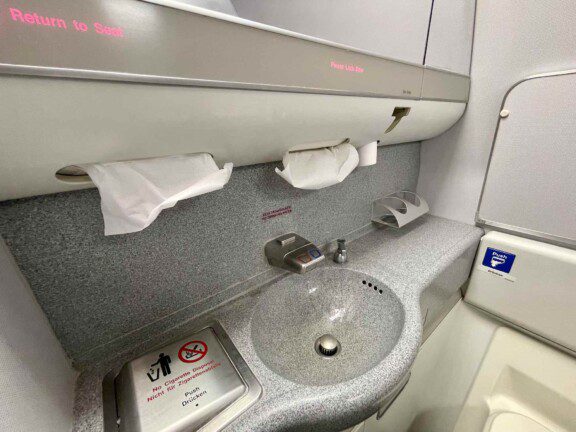 austrian_business_class_777_throne3866