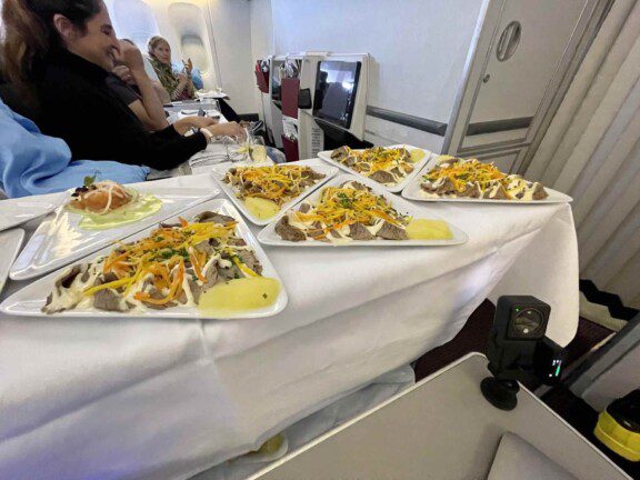 Trolley service as in the 1960s: how nice to fly sitting on the throne of Austrian