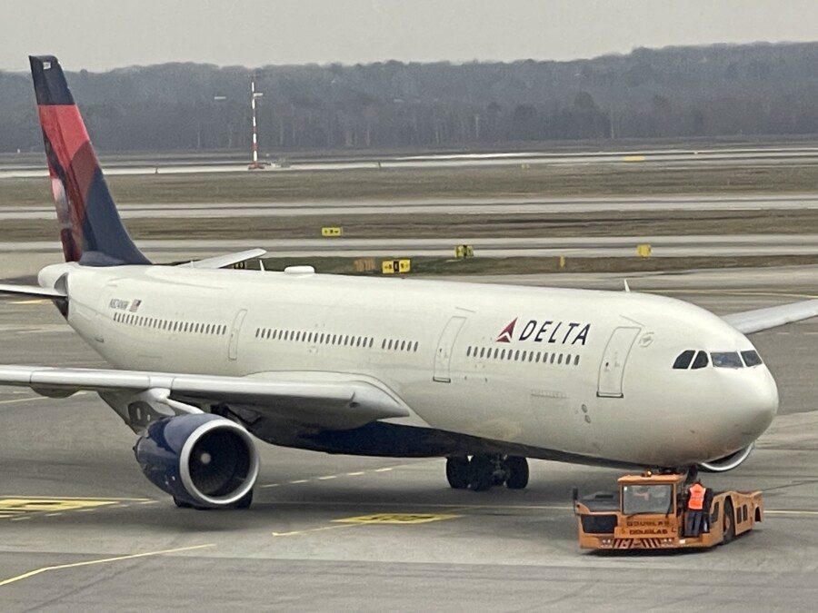 </img>Overbooking, rain of money on Boston-Rome: offered nearly $50,000 to the 13 volunteers who chose to take the later flight