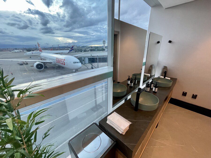 Review W Premium Lounge São Paulo: spectacular view from the... bathroom