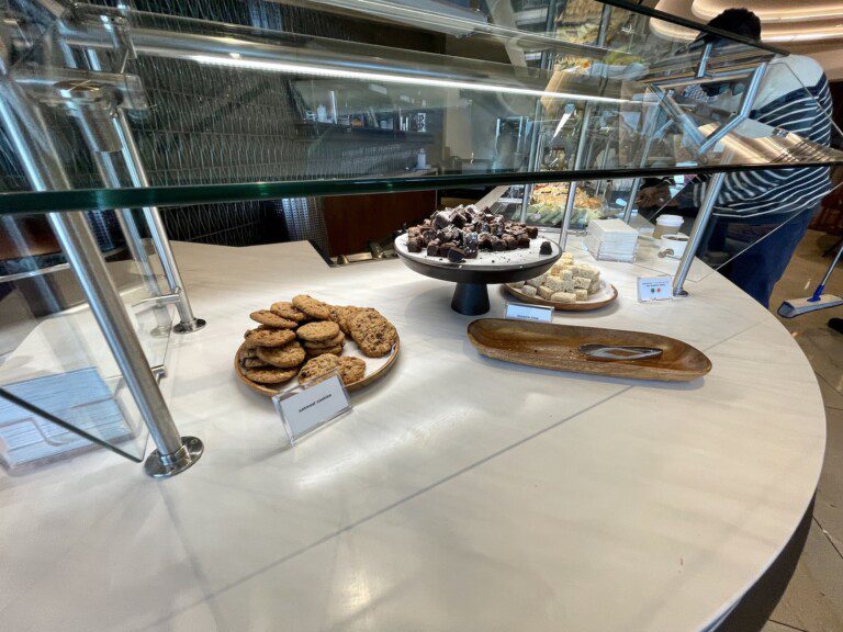 delta_skyclub_lax6359