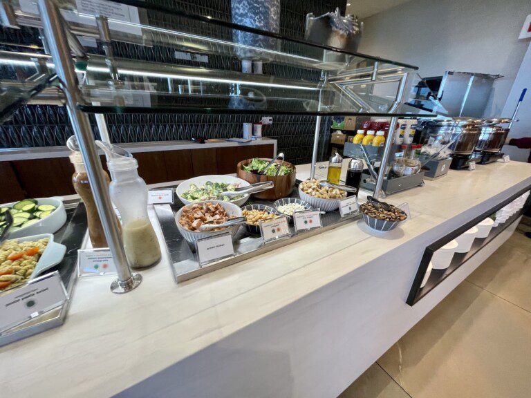 delta_skyclub_lax6360