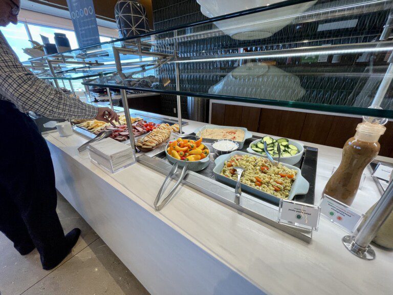 delta_skyclub_lax6361