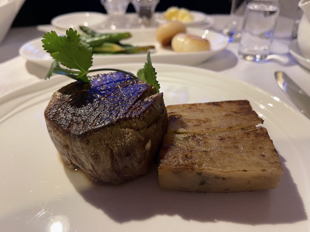 80 million meals a year: the world's largest restaurant is 35 thousand feet