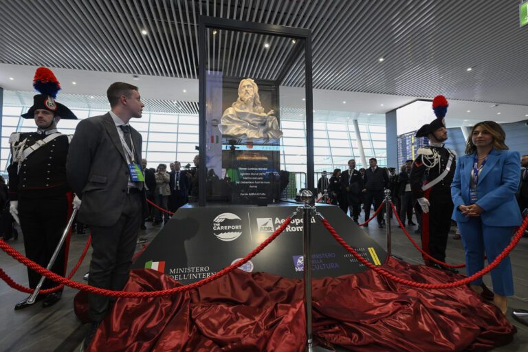 Il Salvator Mundi accoglie i passeggeri all’aeroporto di Fiumicino, che adesso è ancora più bello