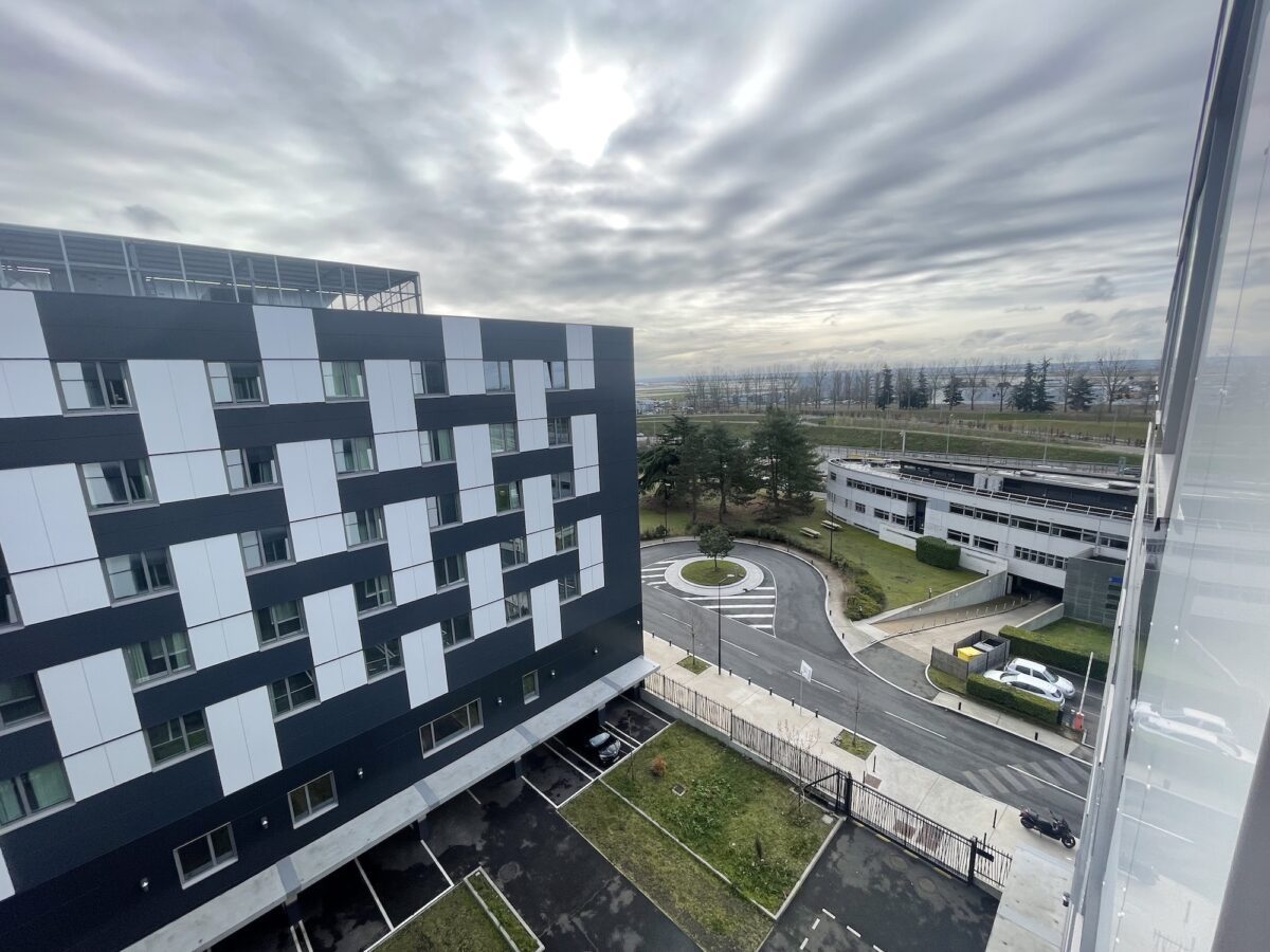 Review Moxy Paris CDG, the coolest hotel for sleeping near the airport