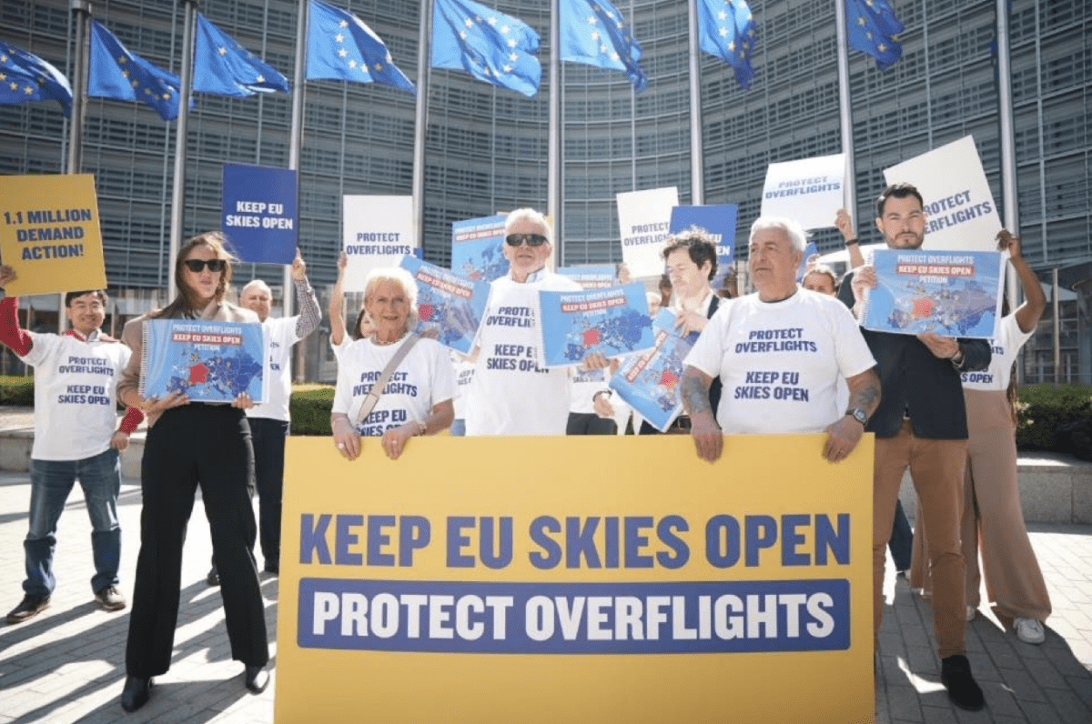 Ryanair consegna all’Ue una petizione per difendere i sorvoli: nel mirino gli scioperi dei controllori di volo francesi