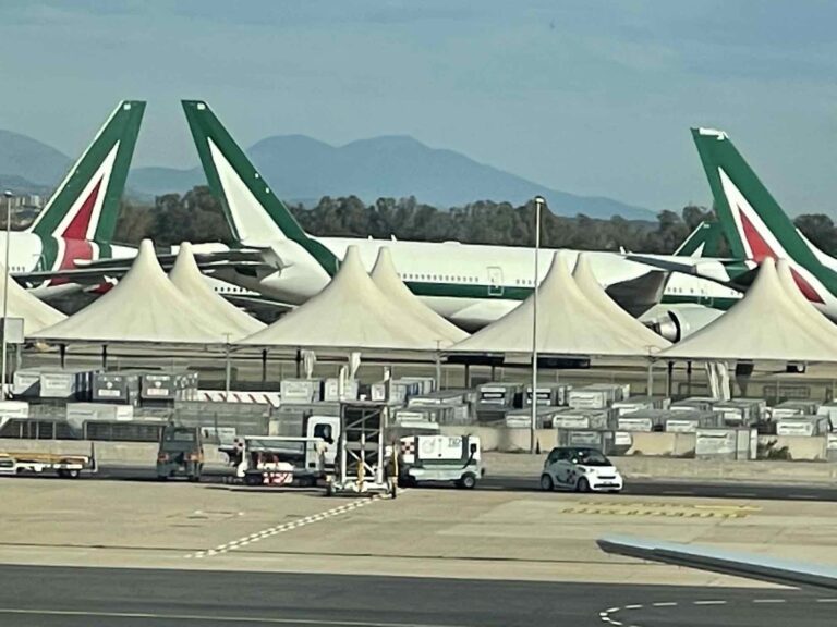 aircraft_alitalia_abandoned_fiumicino8182