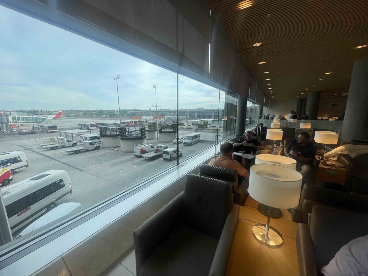 Recensione lounge Plaza Mayor al terminal 4 dell’aeroporto di Madrid. Bella vista, ma troppo piccola