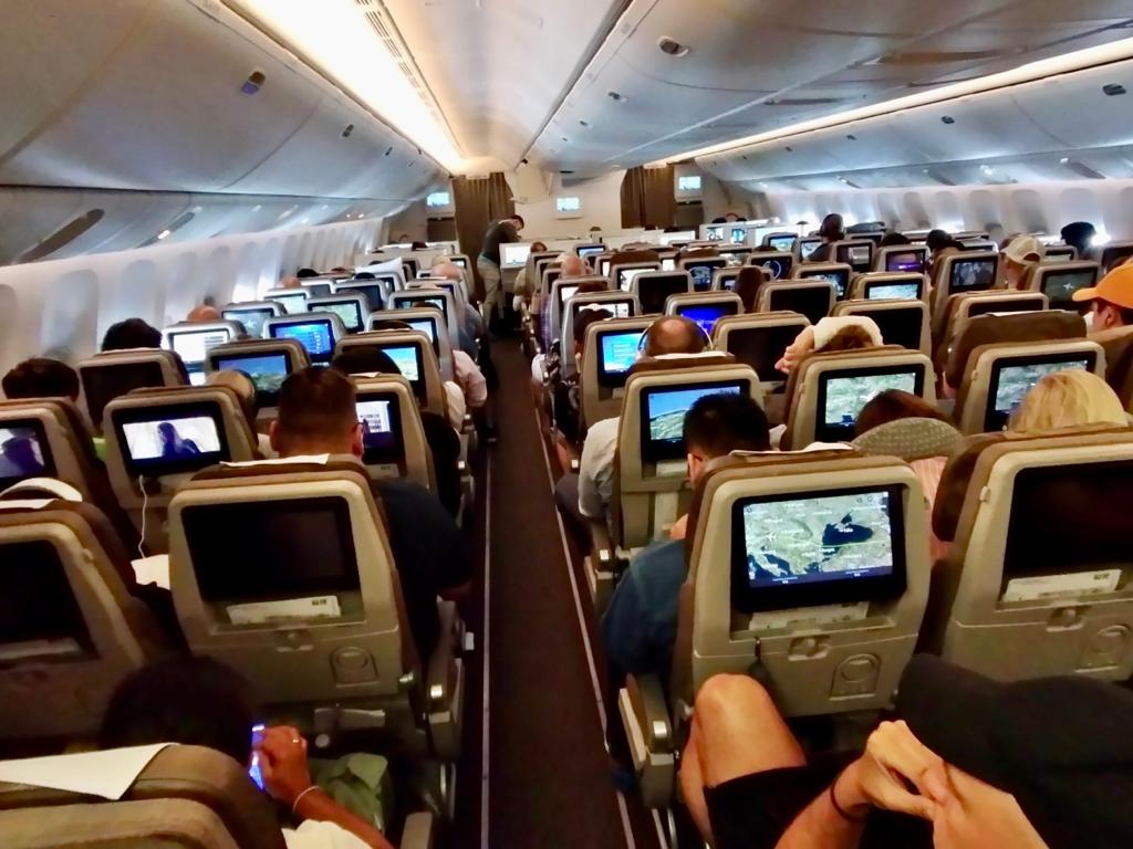 Nove posti per fila sul Boeing 777: quali sono le compagnie che ti regalano 3 cm in più in economy