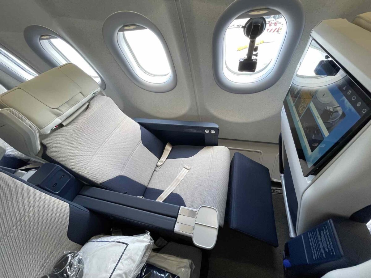 I traveled in ITA Airways' new Premium Economy. The seat is TOP, but the cabin is too delicate.