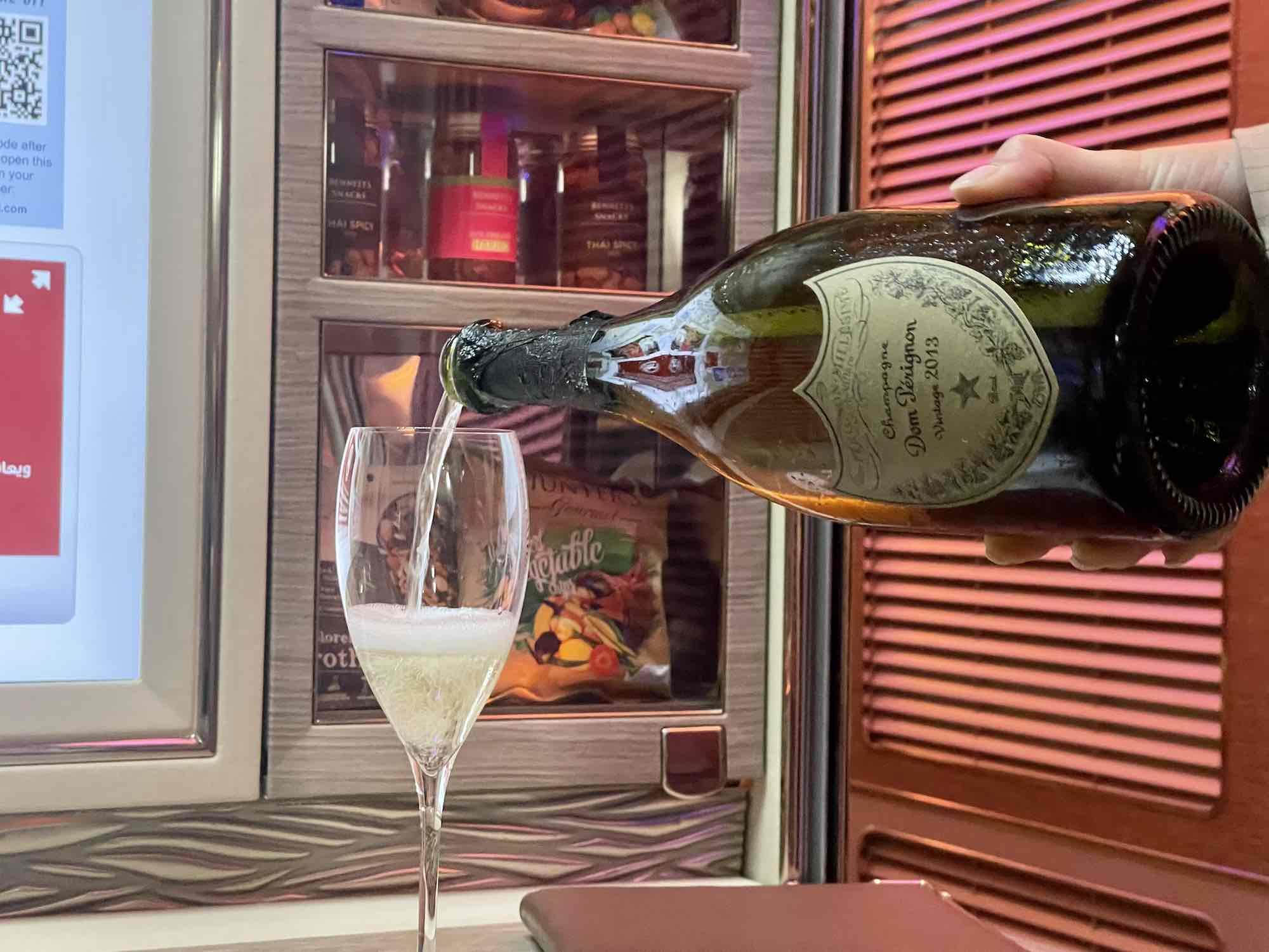 Emirates' "champagne revolution" continues: for another 4 years it will serve (exclusively) Moët & Chandon, Veuve Clicquot and Dom Perignon