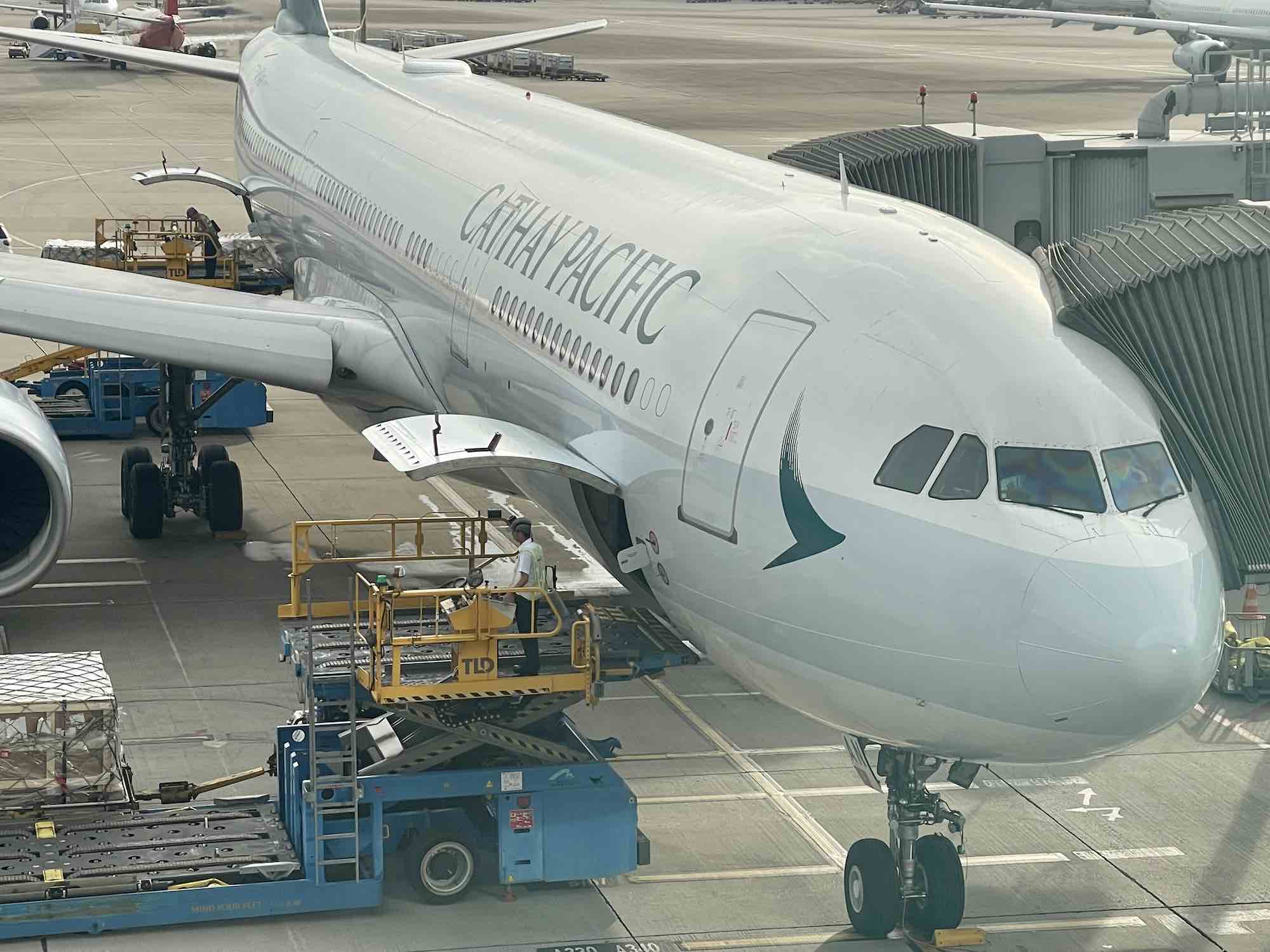 Cathay Pacific's new business class is ready: the "Aria Suite" debuts on the 777s.