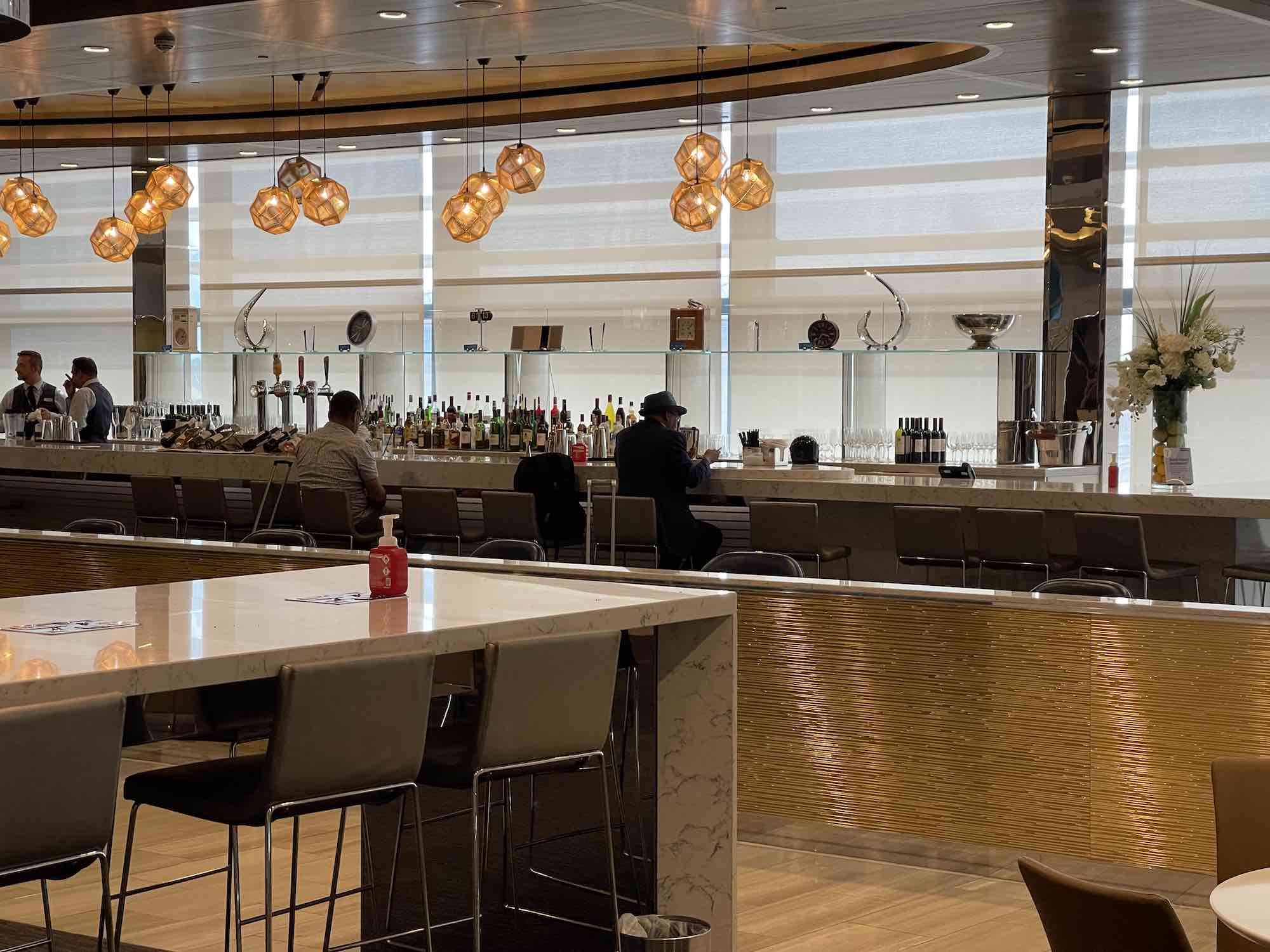 United Club Londra Heathrow, gli americani costruiscono le lounge attorno al bar