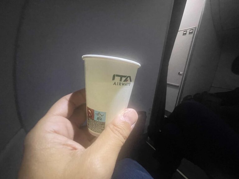 Il catering in business class con ITA Airways? un bicchiere di acqua naturale a temperatura ambiente
