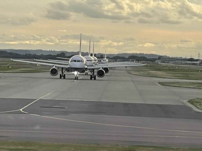 From 0 to 100km/h in... From the Boeing 737 to the A380, how fast planes take off on the runway