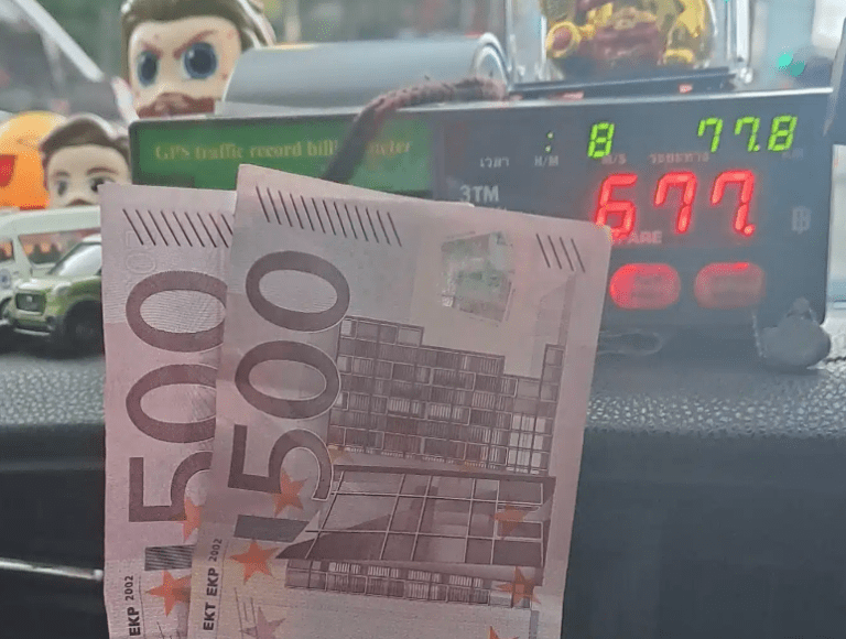 Bangkok, leaves 1,000 euro tip to a taxi driver who takes him to the airport on time