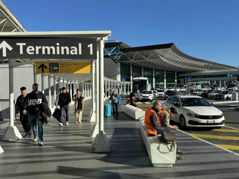 Fiumicino, nuove regole per taxi e NCC. Finalmente finisce l’anarchia fuori dal migliore aeroporto d’Europa