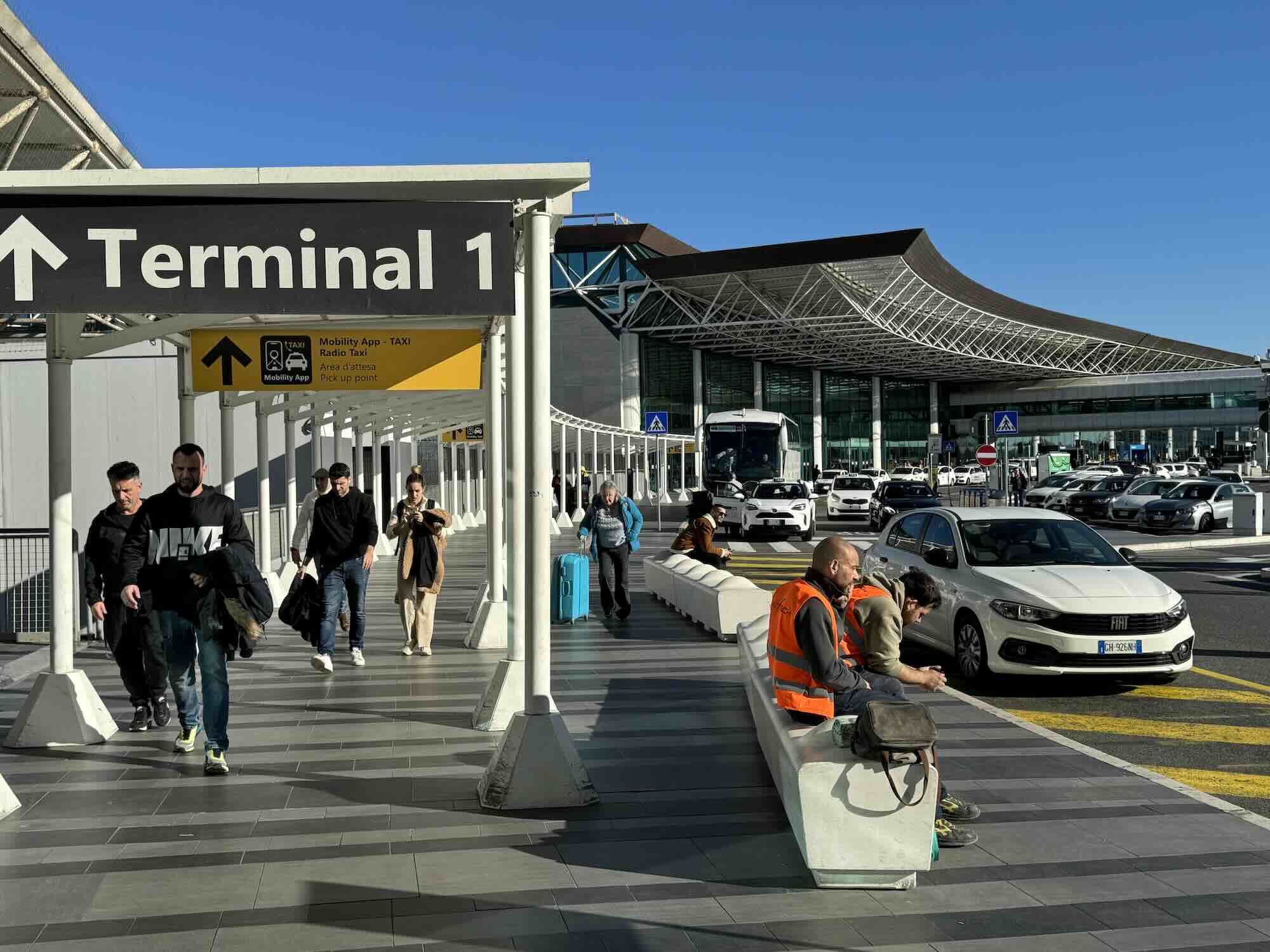 Fiumicino, new rules for cabs and NCCs. Anarchy outside Europe's best airport finally ends