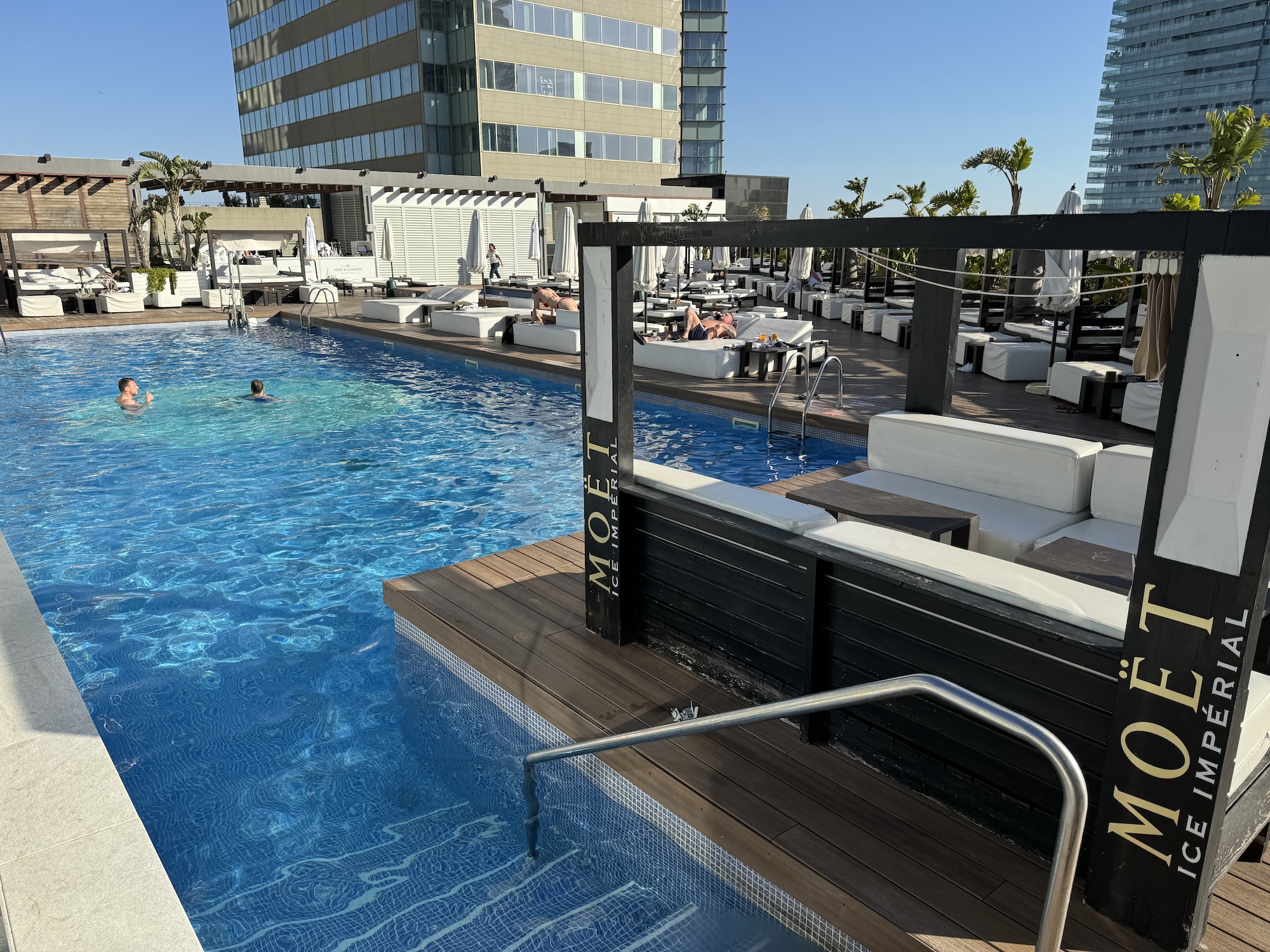 La piscina è la più “calda” di Barcellona: recensione Hilton Diagonal Mar, una vera sorpresa