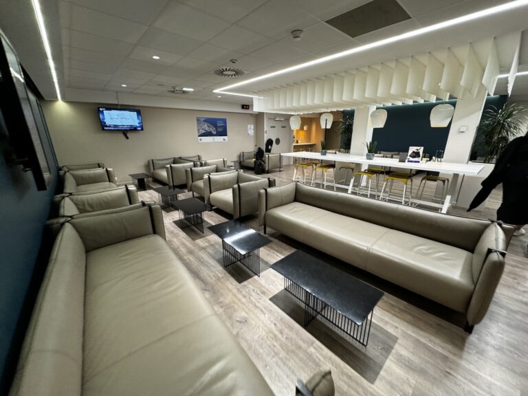 nce_lounge_library_review1187