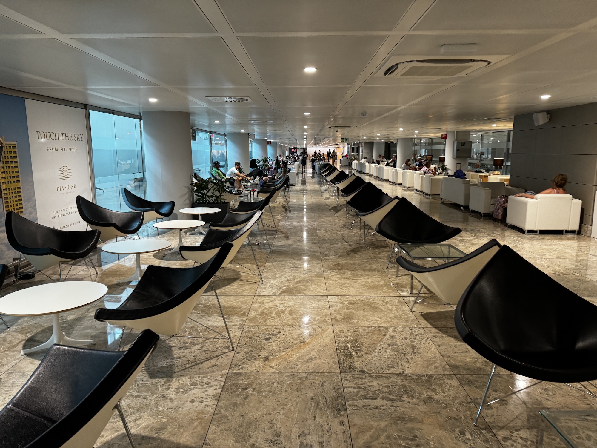 Review of Alicante airport's only lounge: the Costa Blanca does its dirty work